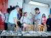 Funchal entrega óculos para aluna do curso Auxiliar em Confeitaria